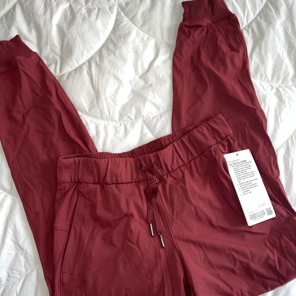 NWT Lululemon On the Fly Joggers in Luxtreme Color Savannah NWT $118 RARE